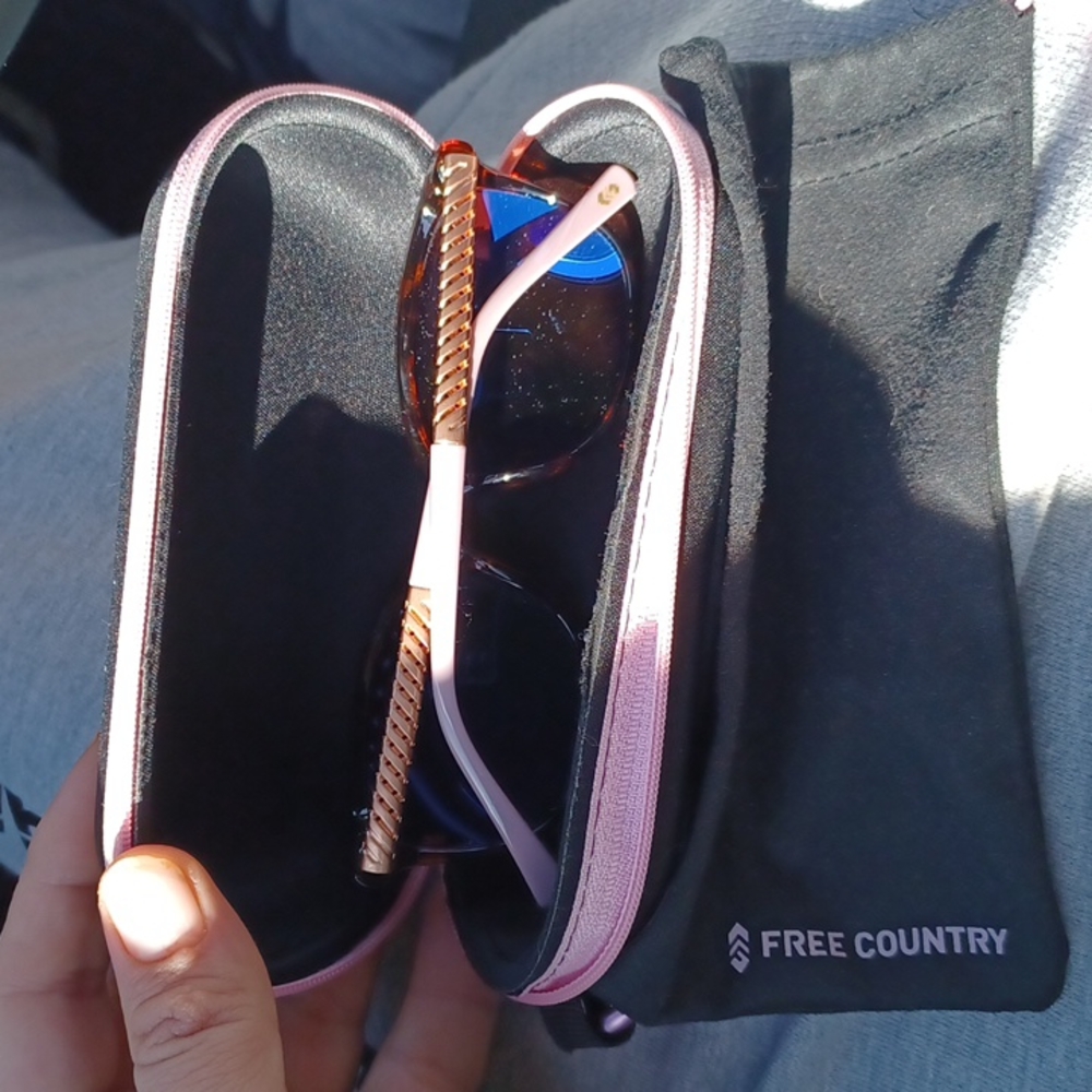 Free country glasses w case and bag